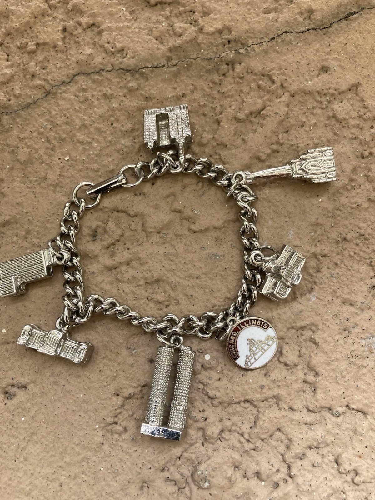 Vintage Silvertone CHICAGO Souvenir BUILDINGS Charm Bracelet – 7 Charms