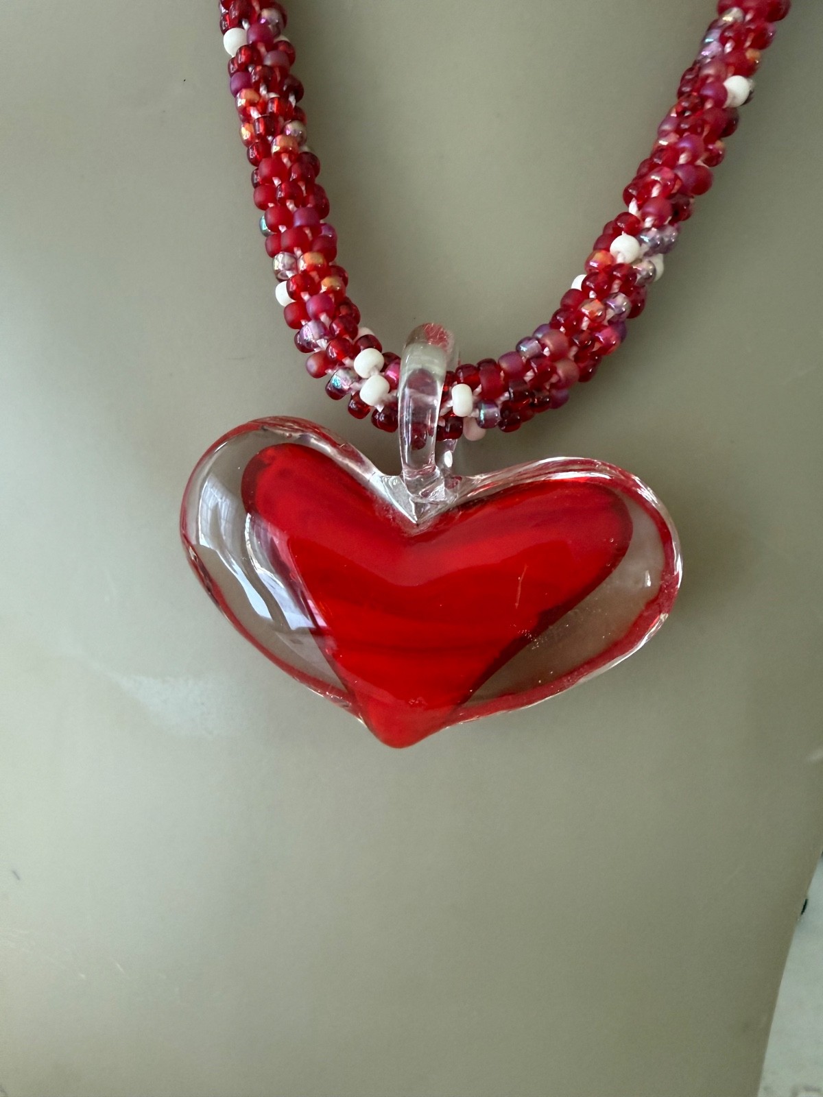ESTATE RED WHITE ART GLASS LAMPWORK HEART LOVE PENDANT POPCORN NECKLACE 20″