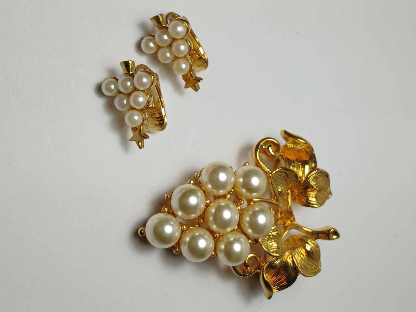 Vintage Pin/Brooch Bunch Of Grapes Gold Tone With Faux Pearls & Earrings