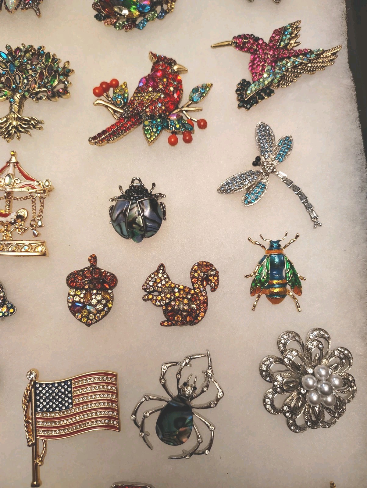 Rhinestone Brooches Lot Of 27 In Glass Front Display Case ** NEW ** ** NICE **