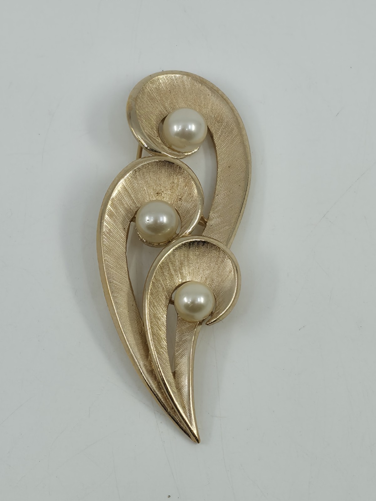 Vintage Crown Trifari Faux Pearl Gold Tone Swirl Ribbon Pin Brooch
