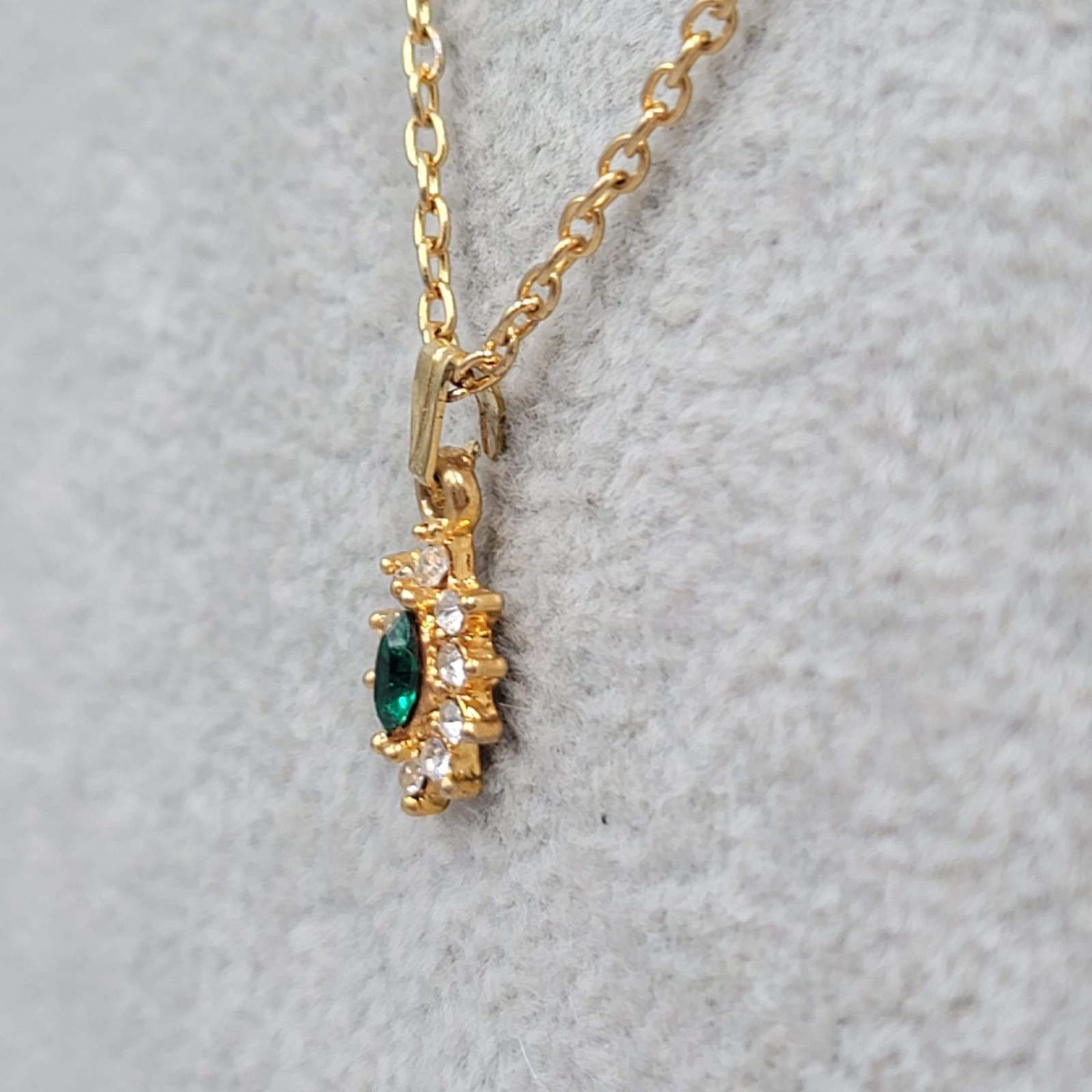 Vintage Green Stone Pendant Necklace Gold tone May Birthstone 18″