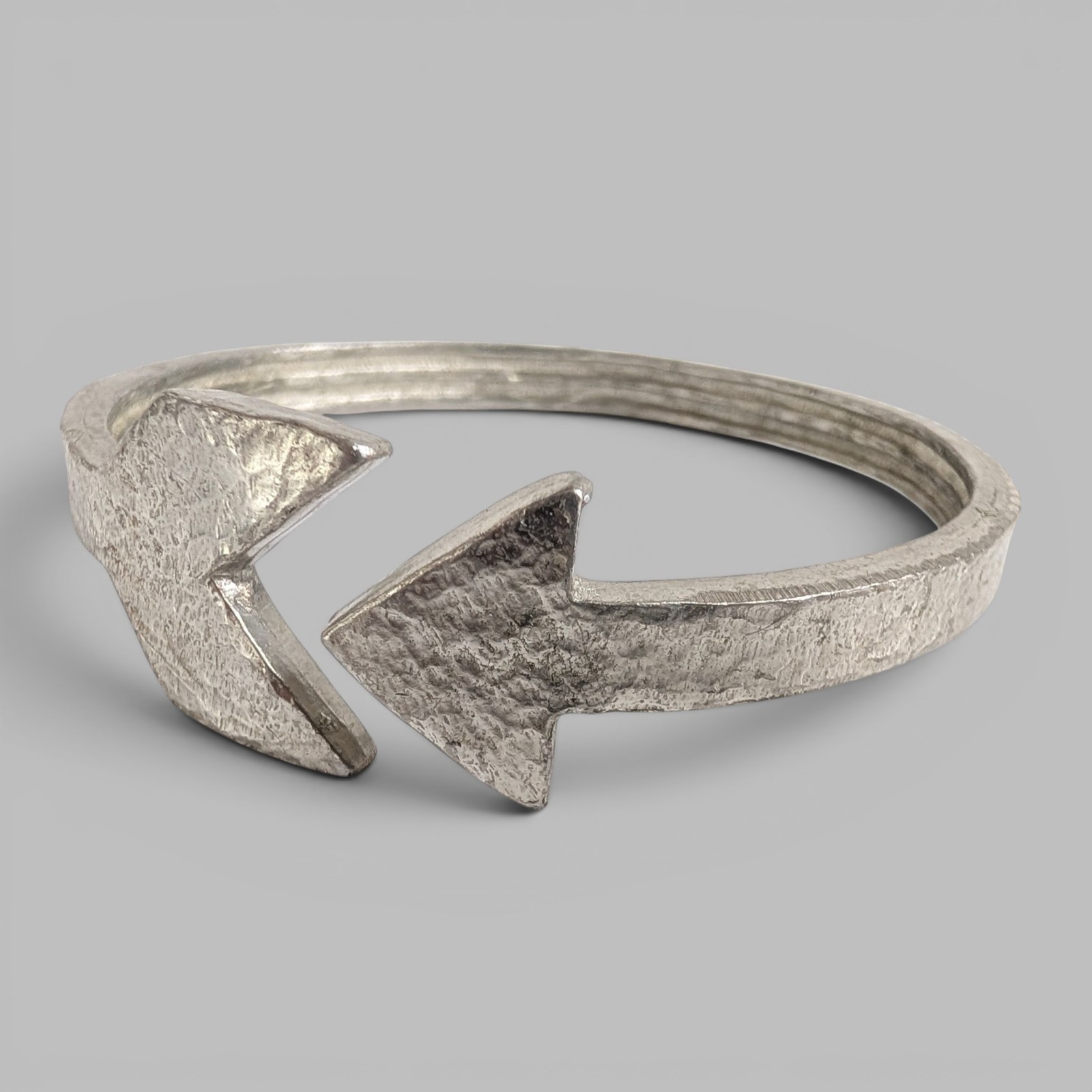 Robert Zentall Hammered Pewter Arrow Bangle Bracelet Adjustable Vintage