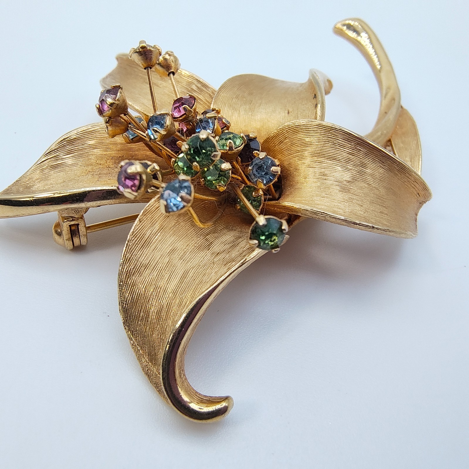 Vintage Calla Lily Brooch Brushed Gold Tone Multicolor Rhinestone Pistil Flower