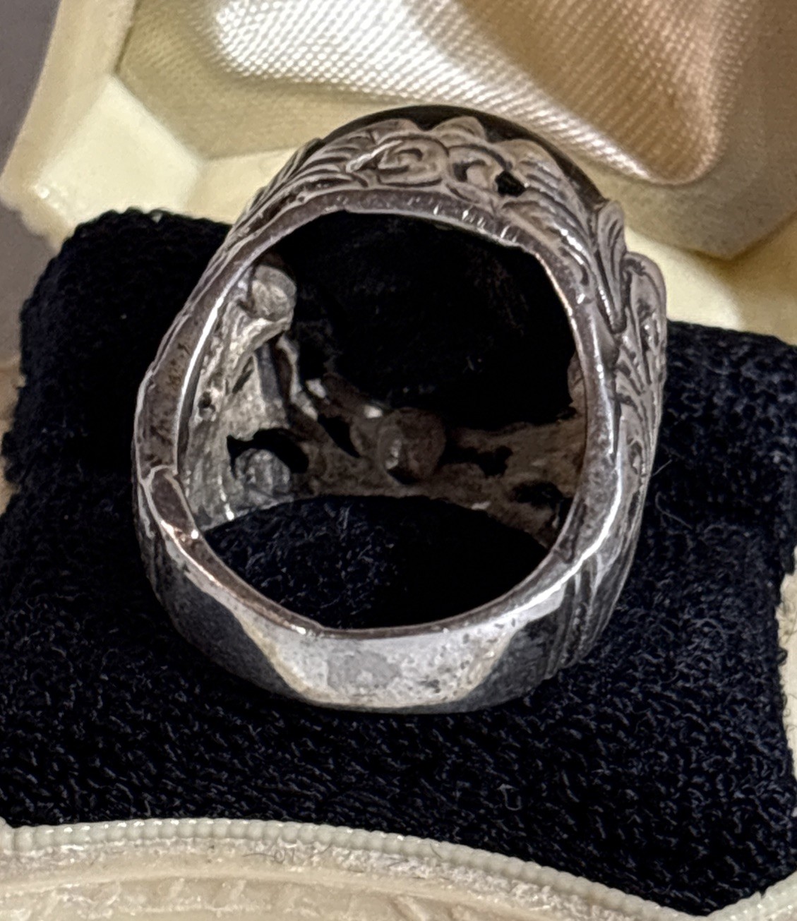 Vintage Silver‑Tone Ring with Black Onyx‑Style Cabochon Scrollwork Design