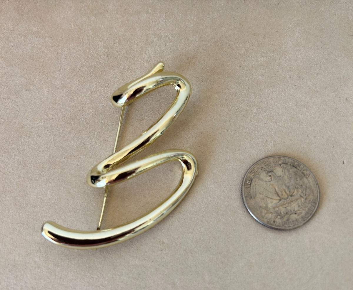 80s Scroll Swirl Ribbon Brooch Pin Gold Tone 2.5″ Length Shinny