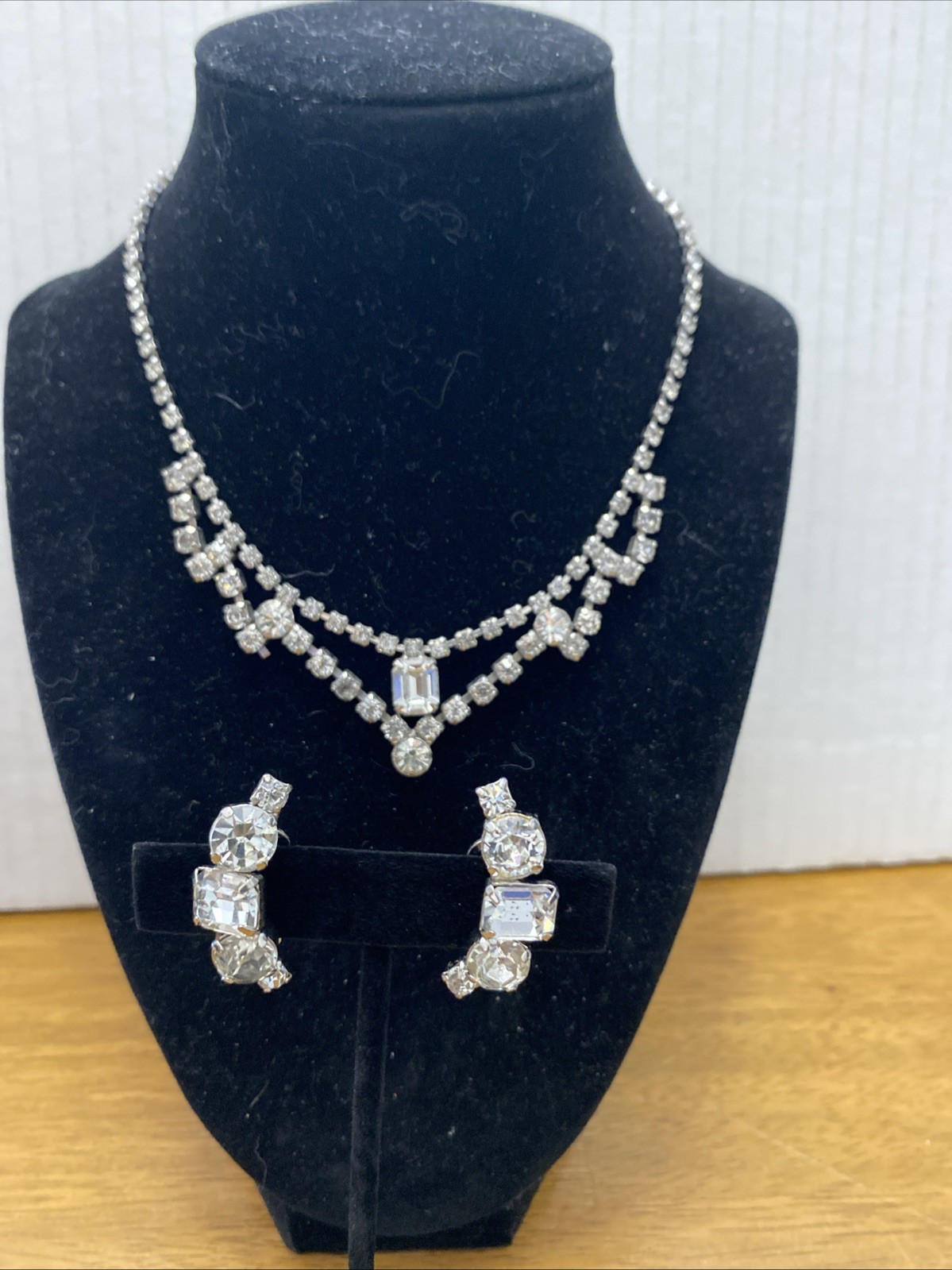 VTG SILVER TONE LA ROCO RHINESTONE 15.25” NECKLACE WITH 1.25” CLIP-ON EARRINGS
