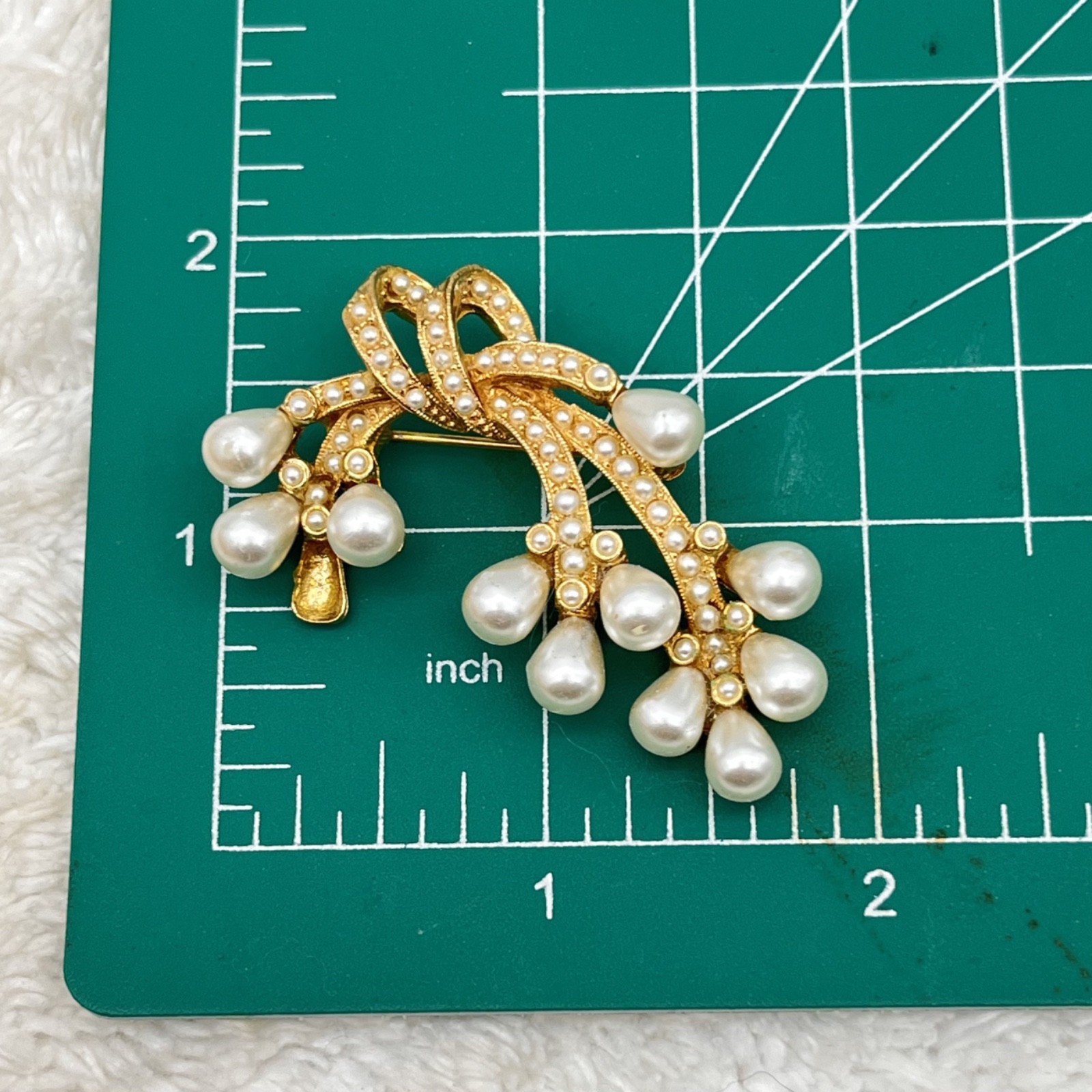 Vintage Signed ART Brooch Gold Tone Faux Pearl Cascading Ribbon Pin 2″