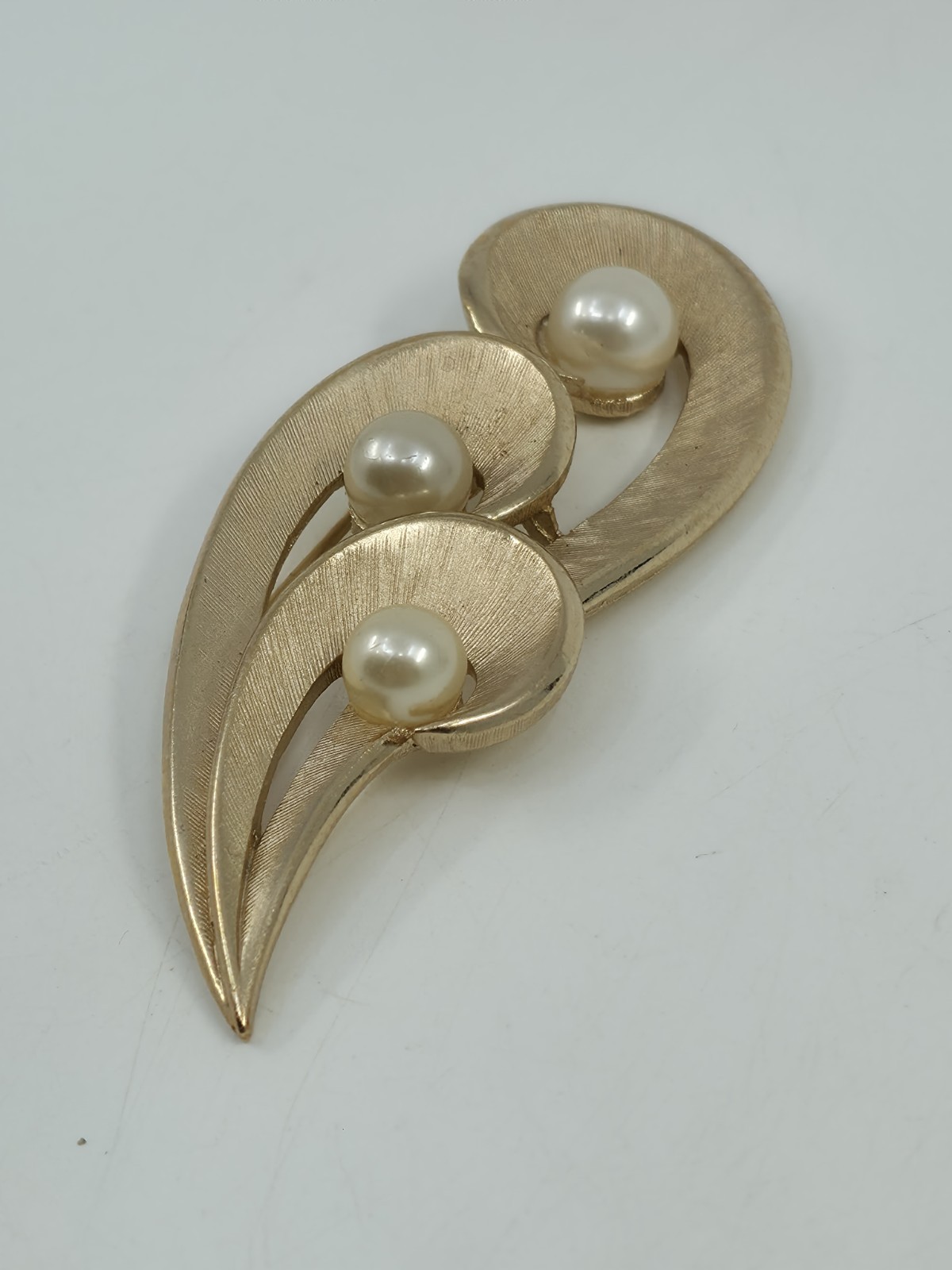 Vintage Crown Trifari Faux Pearl Gold Tone Swirl Ribbon Pin Brooch