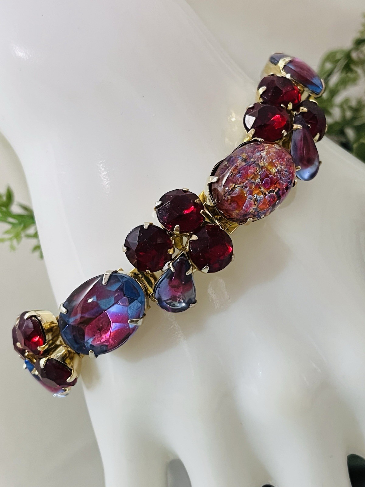 VINTAGE GOLD-TONE RUBY RED IRIDESCENT RHINESTONE LINK BRACELET & CLIP EARRINGS
