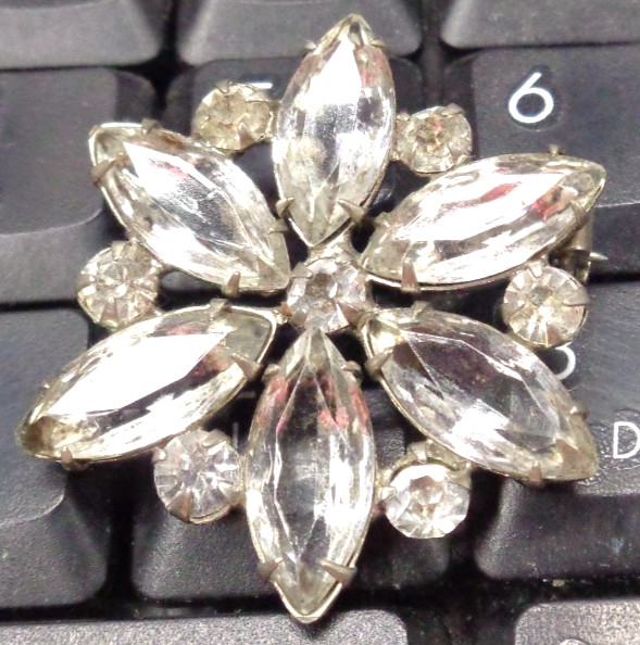 Vtg ESTATE Silvertone CLEAR Glass Prong Setting Rhinestone FLOWER Pin 1-3/8″ D