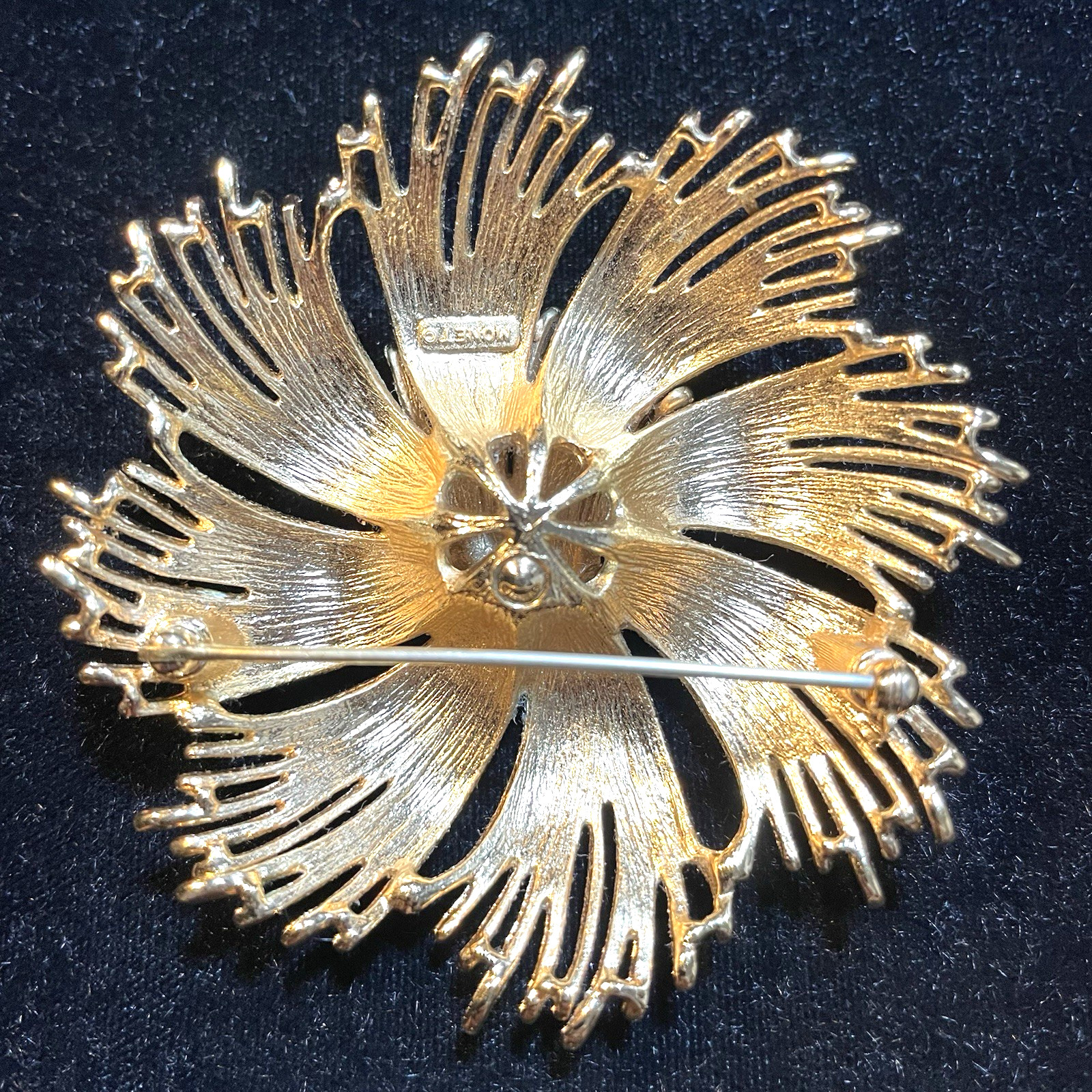 VINTAGE MONET CORDELIA BROOCH GOLD TONE 2-3/4″ IN DIAMETER MINTY!