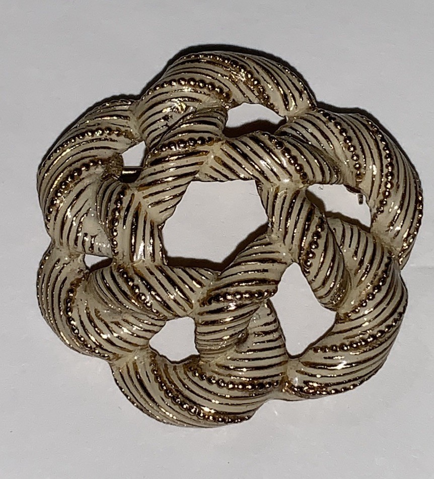 Vintage Gold Tone Love Knot Braided Brooch Pin Textured Interlocking Loops