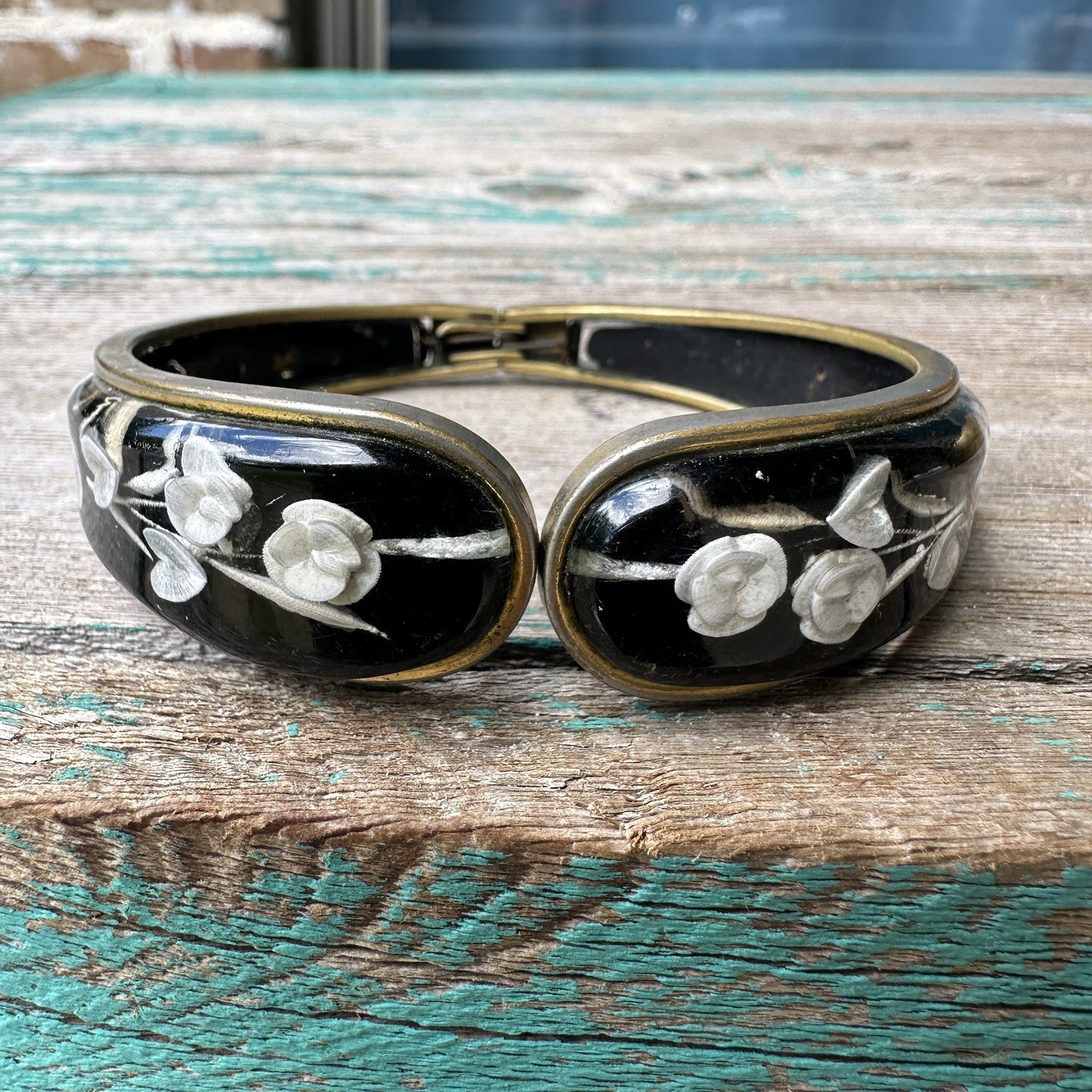 VTG Retro Cuff Clamper Bracelet Size 7 Acrylic Clear White Black Flowers Brass