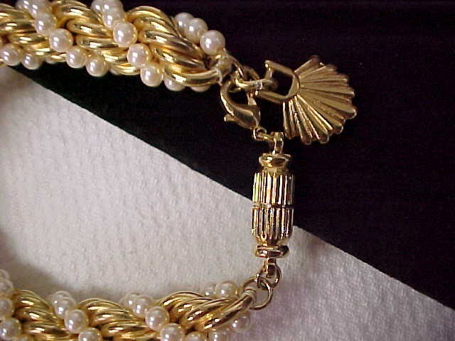Richelieu White Faux Pearls Wrapped on Gold Tone Rolo Chain Bracelet 8.75″ VTG