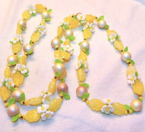 Vintage White Daisy Flower Yellow Fruit Salad Type Plastic Beaded 40″ Necklace
