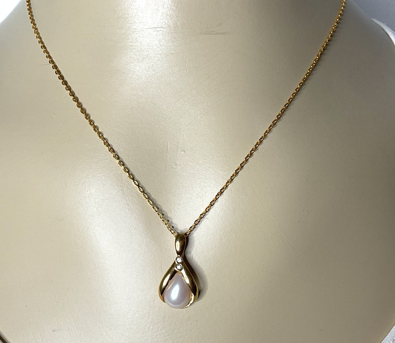 Vintage Avon Faux Pearl Teardrop Pendant Necklace Gold Tone Finish 1052