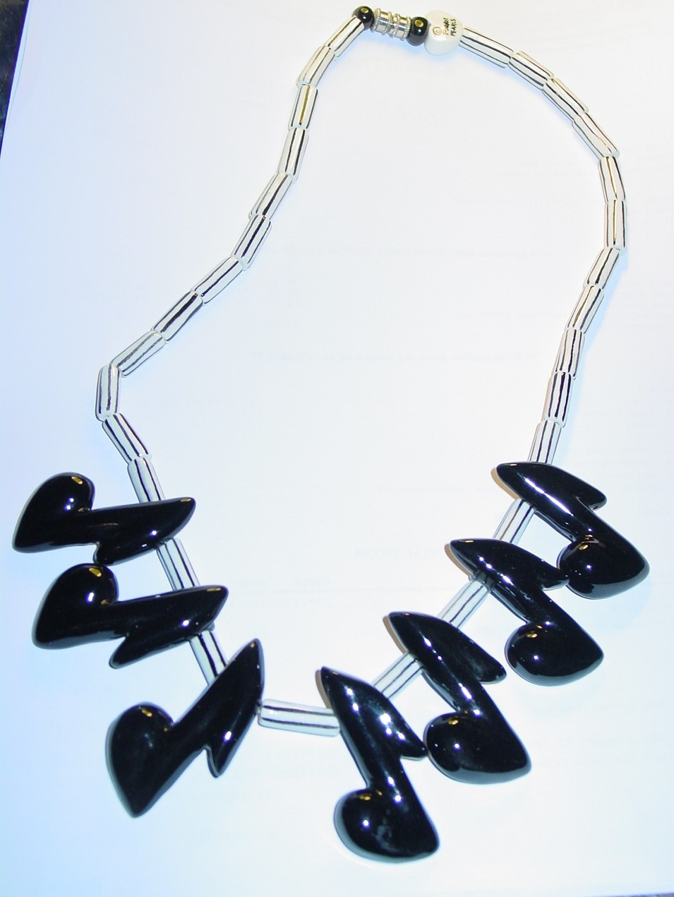 PARROT PEARLS MUSIC NOTES 20″ DESIGNER VINTAGE 1980’s NECKLACE NEW WAVE N/M PP-1