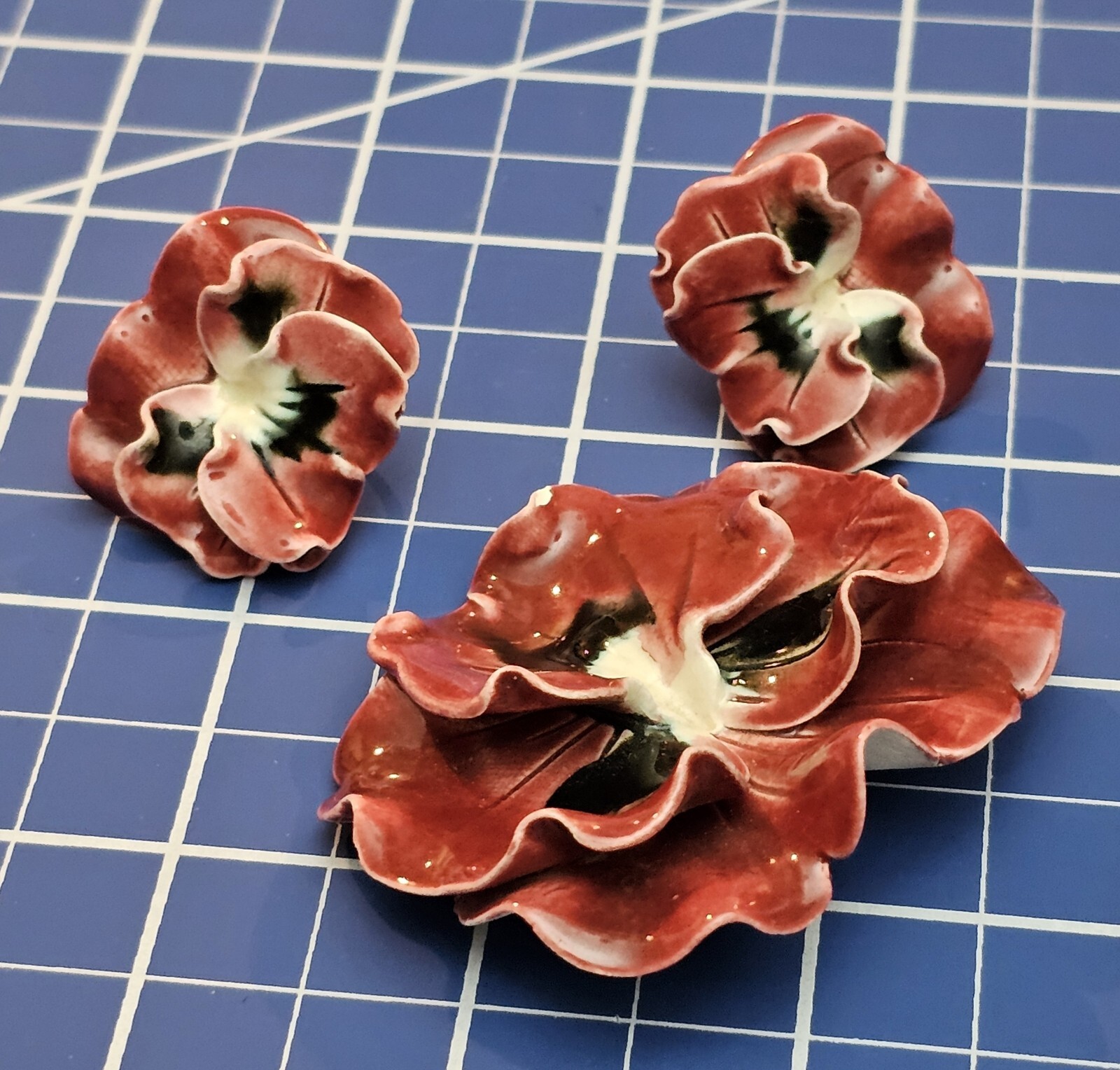 VTG Martha Newman Signed Ceramic Pansy Flower Brooch Pin & Clip Earrings Set