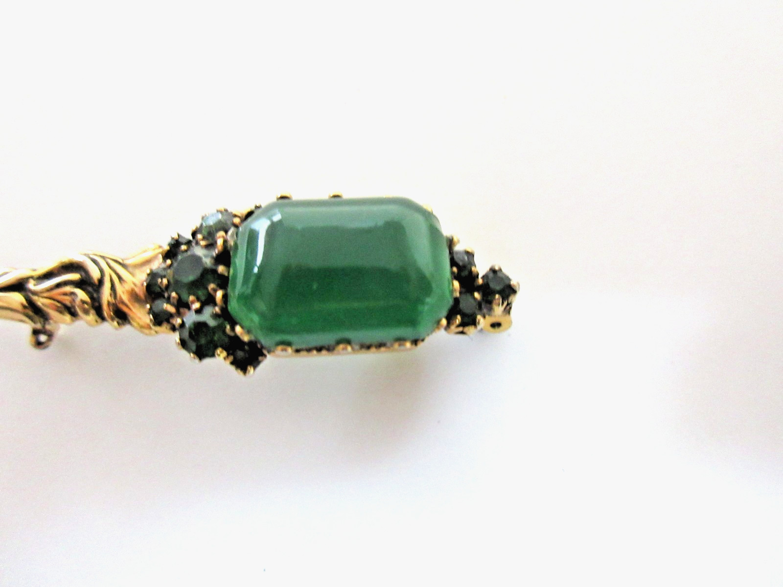 AUSTRIAN GOLDTONE RHINESTONE GREEN EMERALD CUT CABOCHON SCEPTER STYLE PIN BROOCH