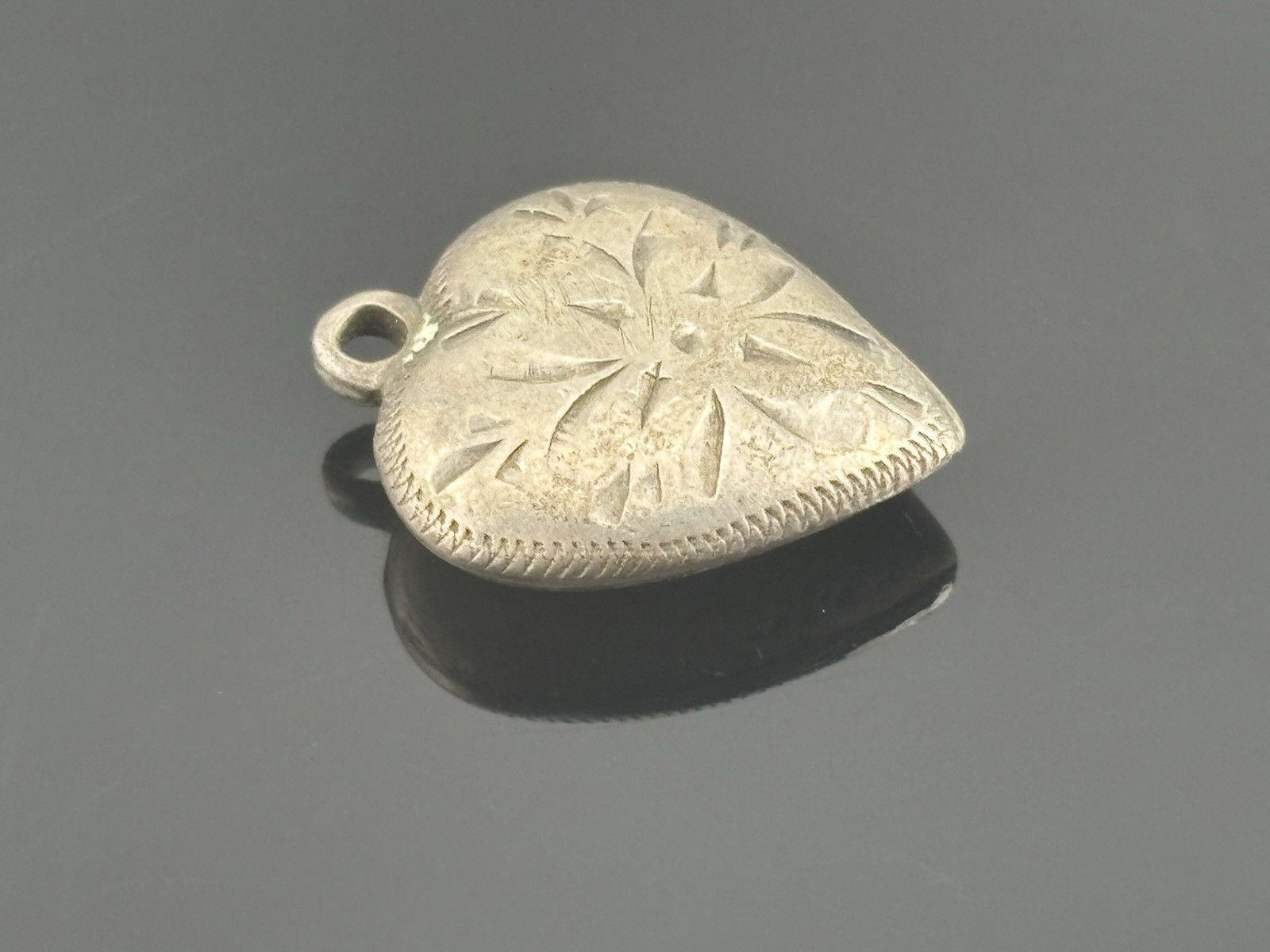 Vtg Single Sterling Silver Puff Heart Charm One Side Etched No Jump Ring 11/16″