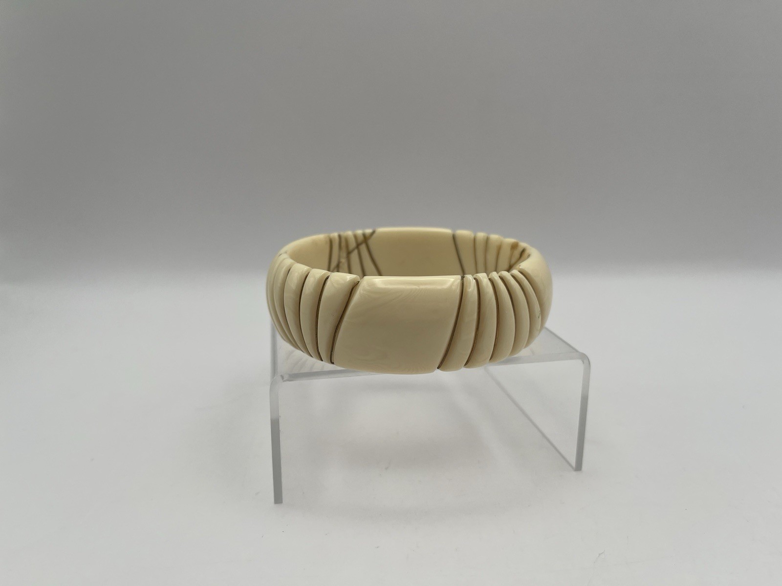 Vtg Carved Resin or Horn Ribbed Bangle Bracelet Ivory in Color with Gold Wire