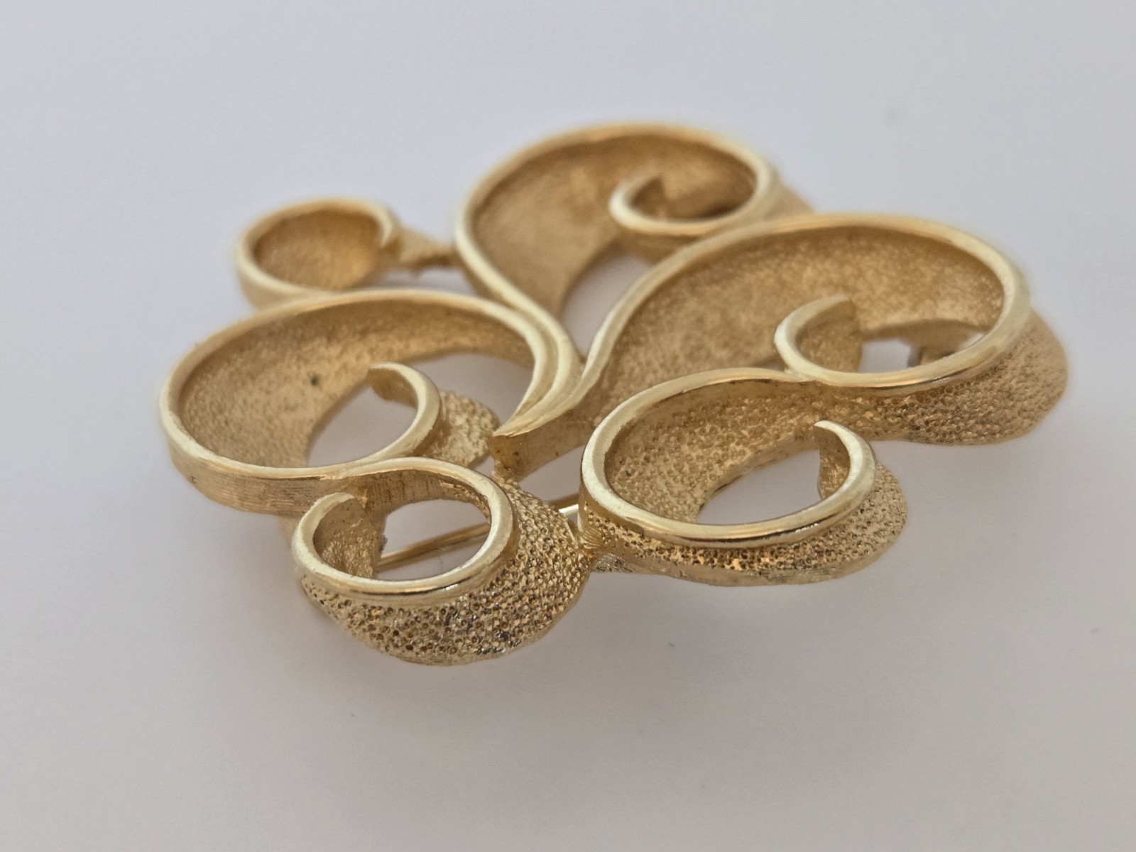 Vintage Crown Trifari Gold Plated Swirl Ribbon Design Brooch 1 3/4″