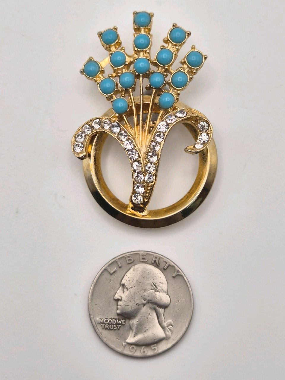 VINTAGE TURQUOISE GLASS CRYSTAL RHINESTONES GOLD TONE FLORAL BOUQUET BROOCH.