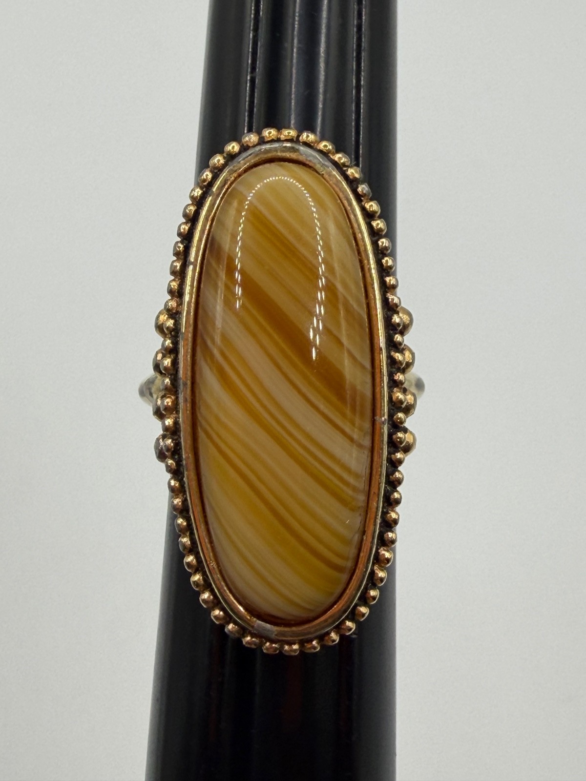 1978 VINTAGE STRIPED BROWN FAUX AGATE RING SHIMMERING SANDS SIZE 4.25