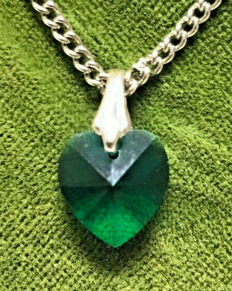 VTG NECKLACE~SIMULATED EMERALD HEART MAY BIRTHSTONE~15.5″~SILVER TONE W GIFT BOX