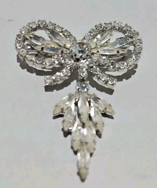 VINTAGE SILVER TONE WHITE RHINESTONES 1.5″ X 2″ BROOCH PIN ♡ GORGEOUS PIECE