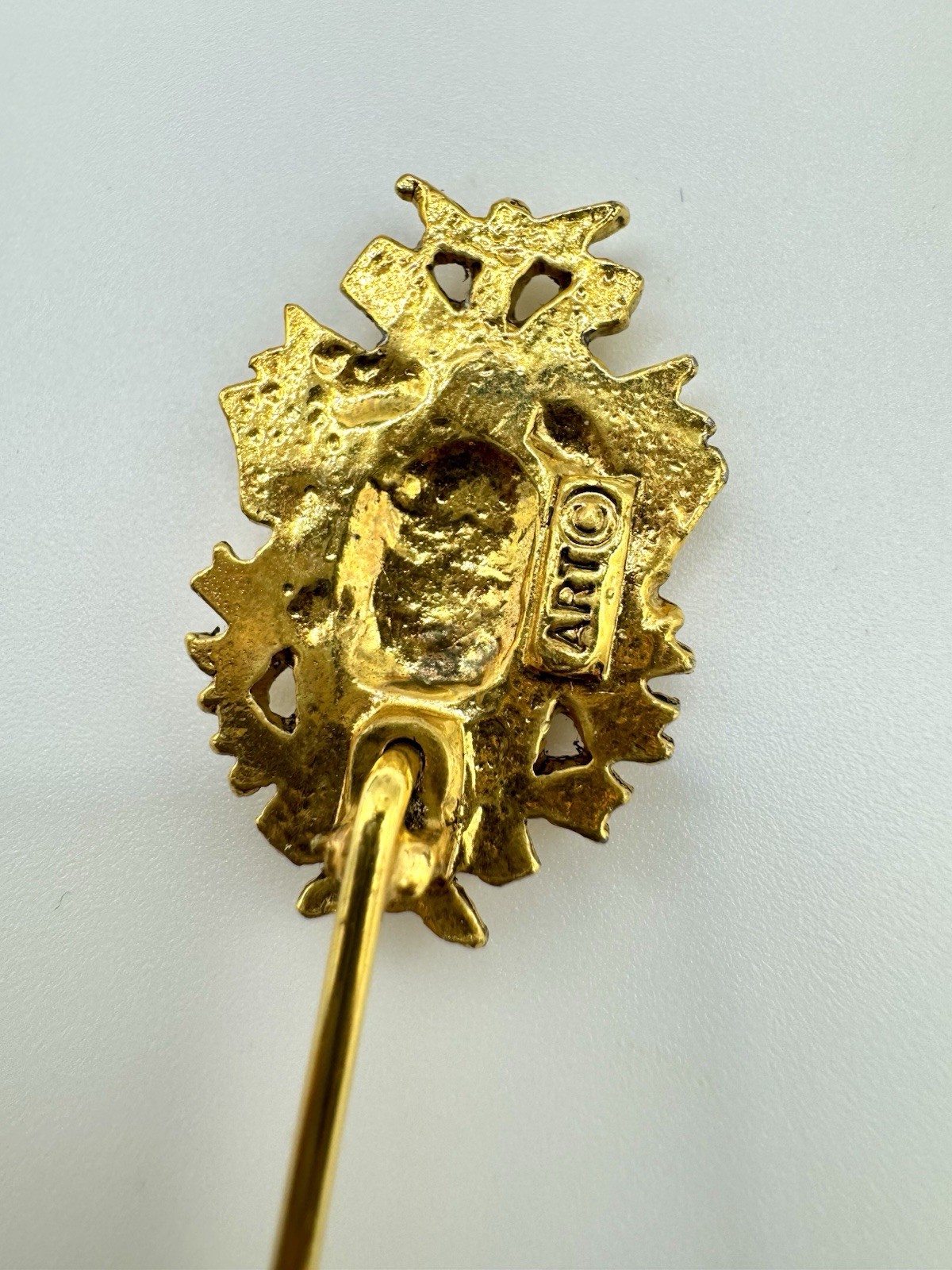 Vtg 50’s ART Arthur Pepper Gold Tone Heraldic Shield Victorian Revival Stick Pin