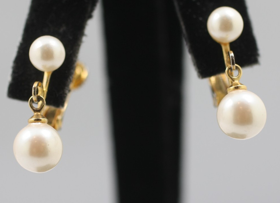 Vintage Marvella Gold Tone cream faux pearl drop dangle ScrewBack clip earrings