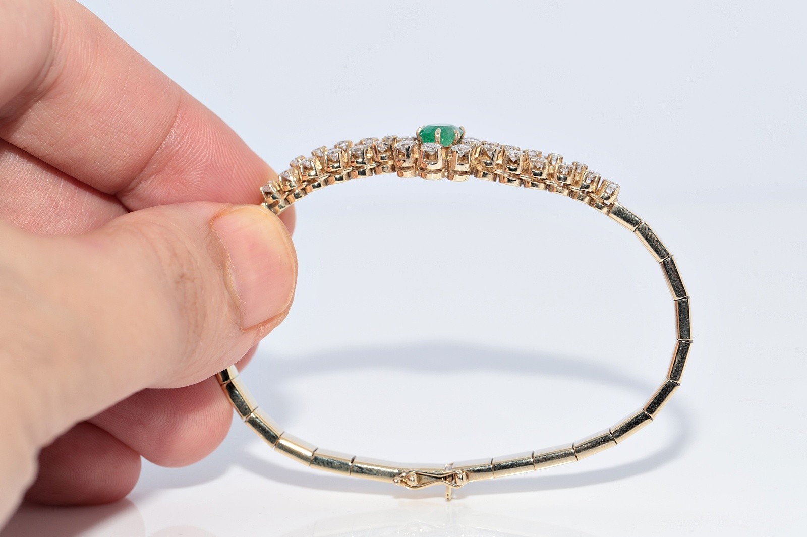 Vintage Circa 1980s 18k Gold Natural Diamond And Oval Cut Emerald Bracelet