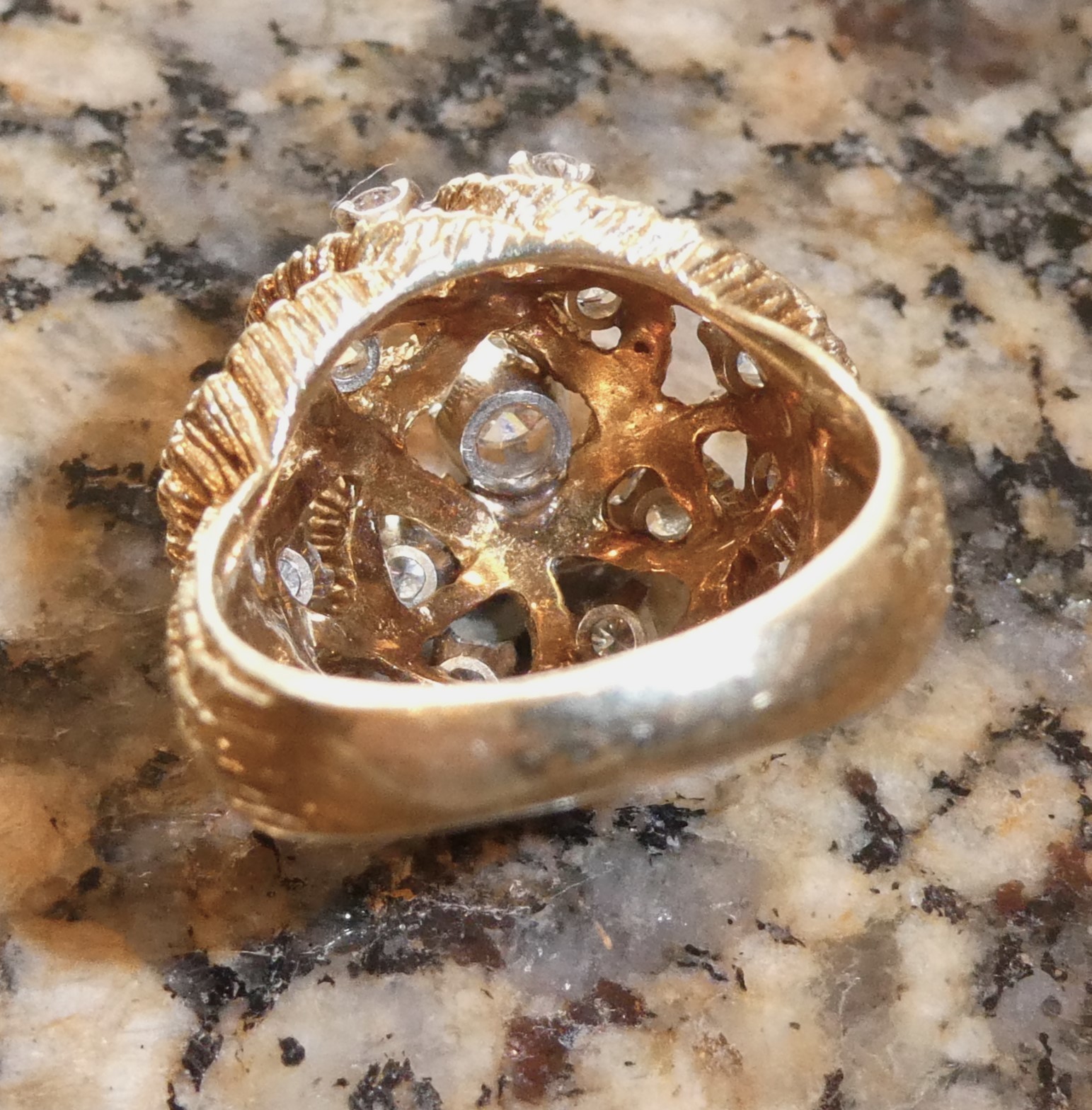 Vintage Estate 18K Gold LEON Ring Textured Ribbon Dome Bombe Diamond 11g 1cttw