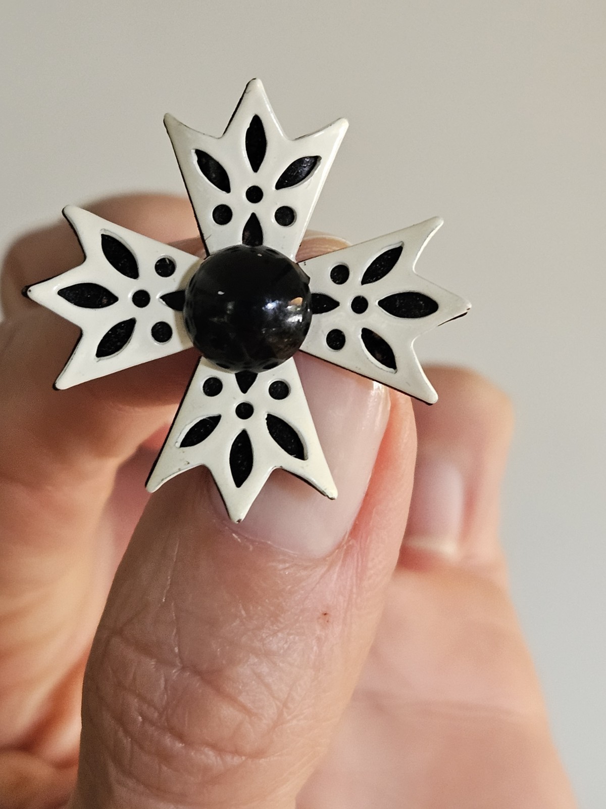 S/3 Mod 1960’s Flower Enameled Brooches/Pins BLACK WHITE