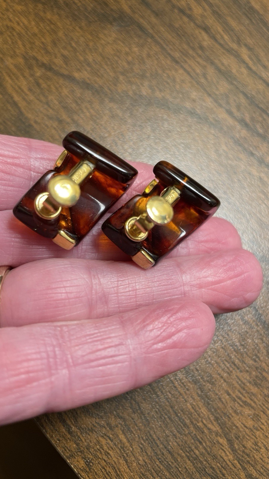 Vintage Napier Faux Amber Resin Screwback Earrings 1″ GoldtoneHigh-end Estate