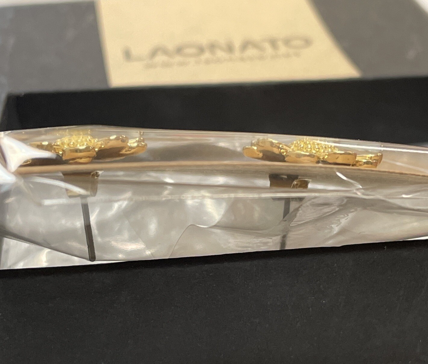LAONATO GOLD TONE ENAMELED YELLOW WHITE DAISY FLOWER PIERCED EARRINGS NEW BOXED