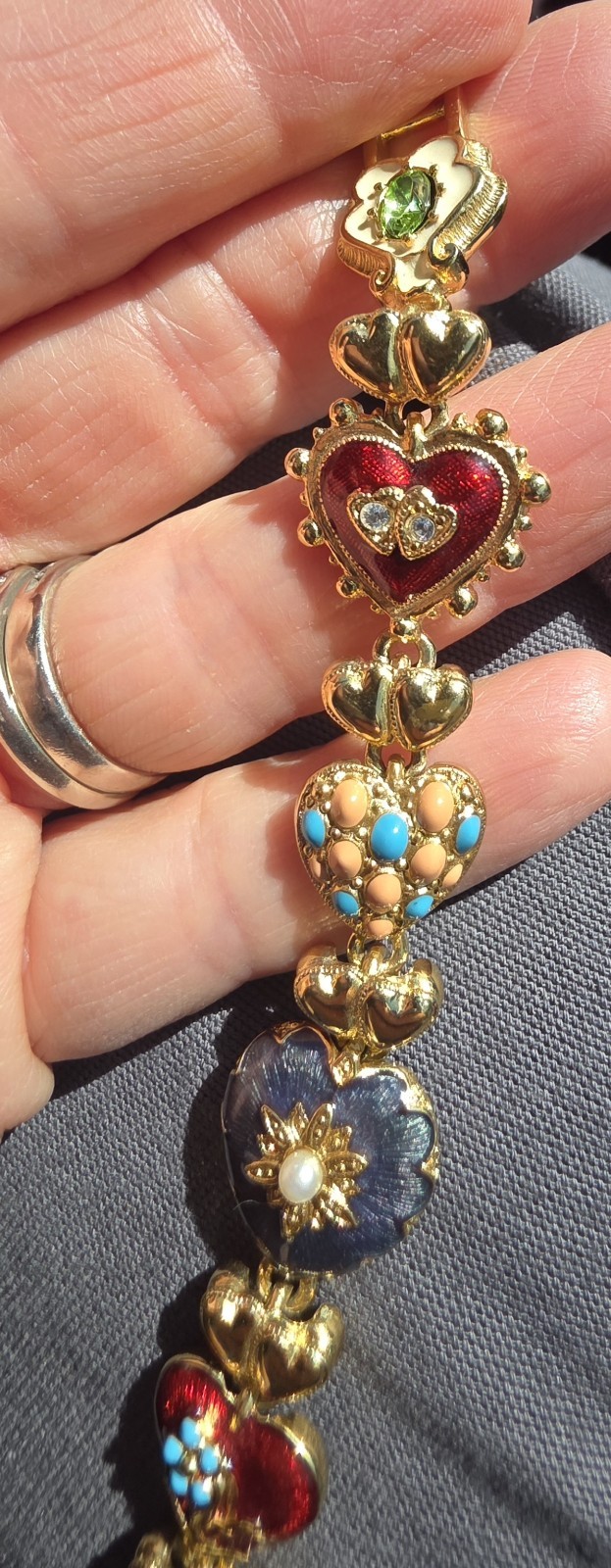 Vtg “Joan Rivers” Hearts Flowers faux pearl Bracelet Enamel Heart Charm Signed