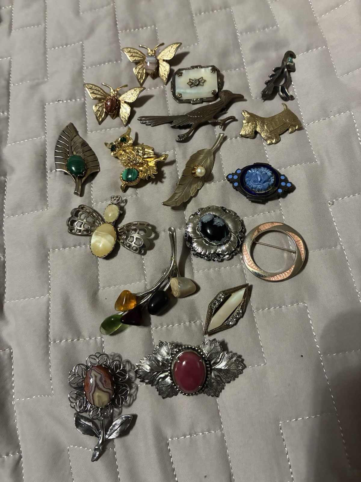 Lot Of 17 Vintage Brooches Pins Different Shapes And Sizes