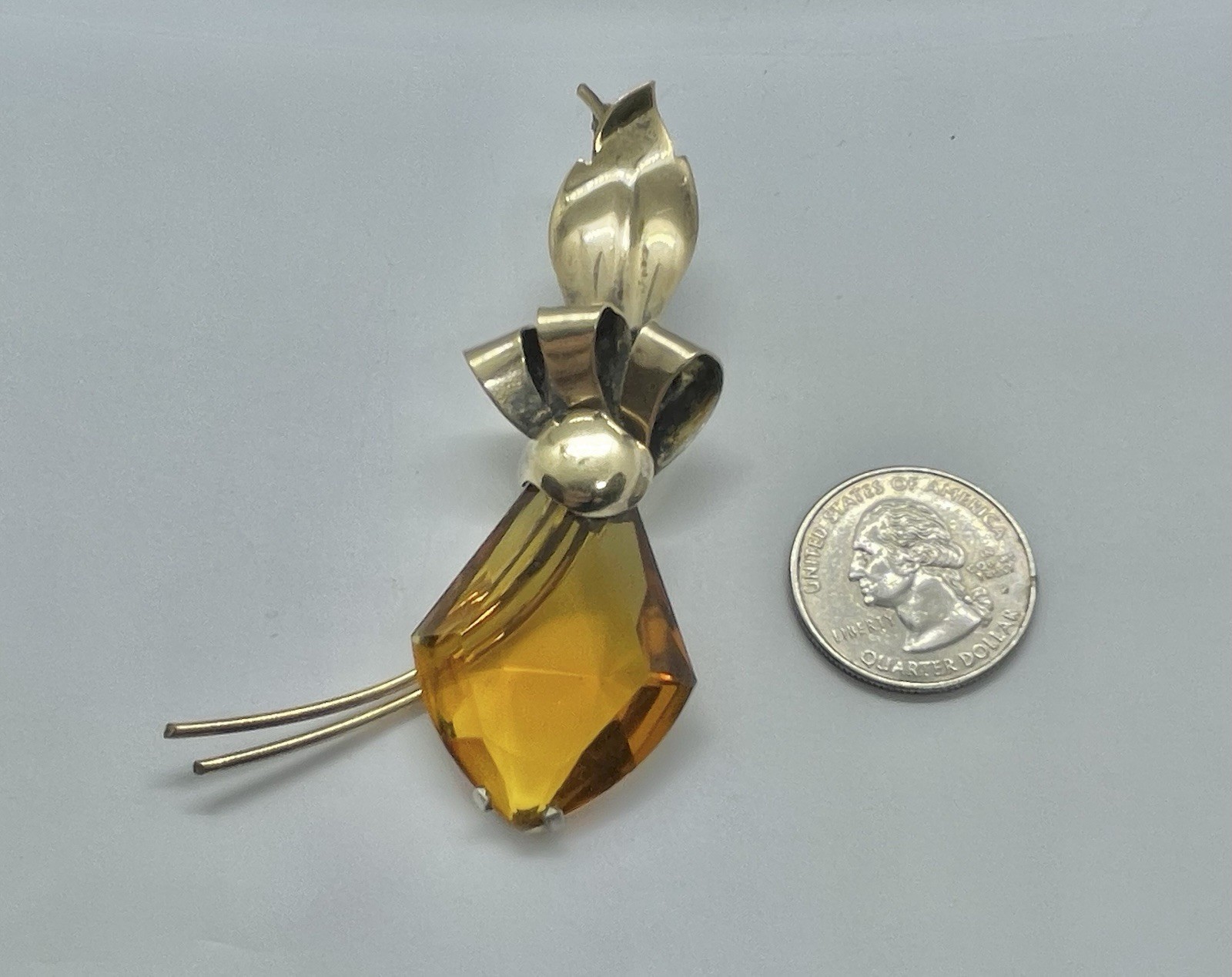 Vintage Retro Era Amber Lozenge Shape Art Glass 1/20 12kt Gold Flower Brooch