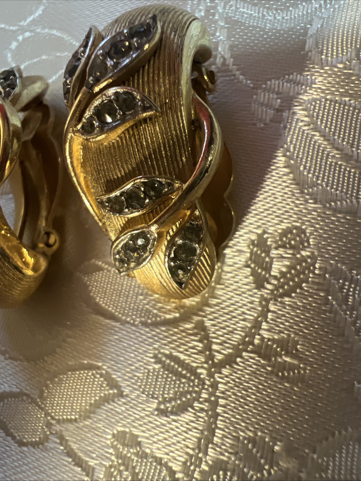Vtg Crown TRIFARI PHILIPPE Rhinestone GARDEN OF EDEN Leaf Brushed Gold Earrings