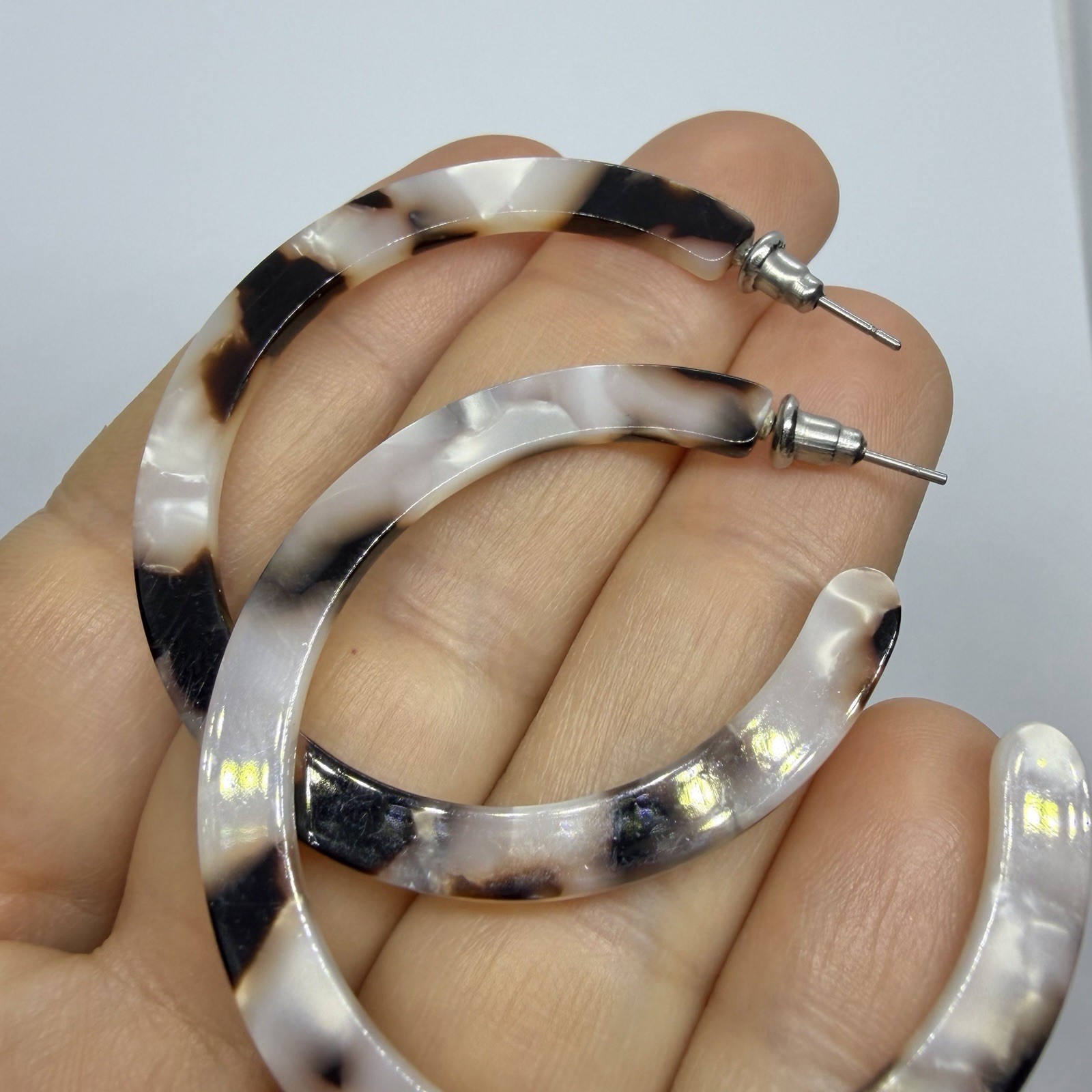Vtg Brown White Large Resin Hoop Statement Earrings Round Post Mottled Marbled