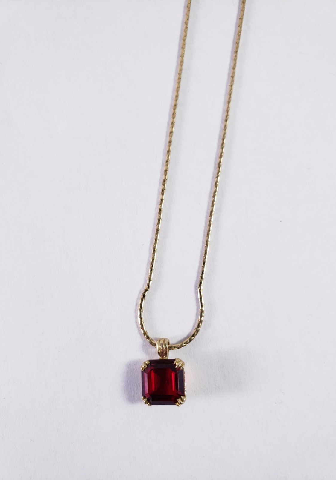 Vintage Avon Gold Tone Ruby Red Square Faceted Glass Stone Pendant Necklace