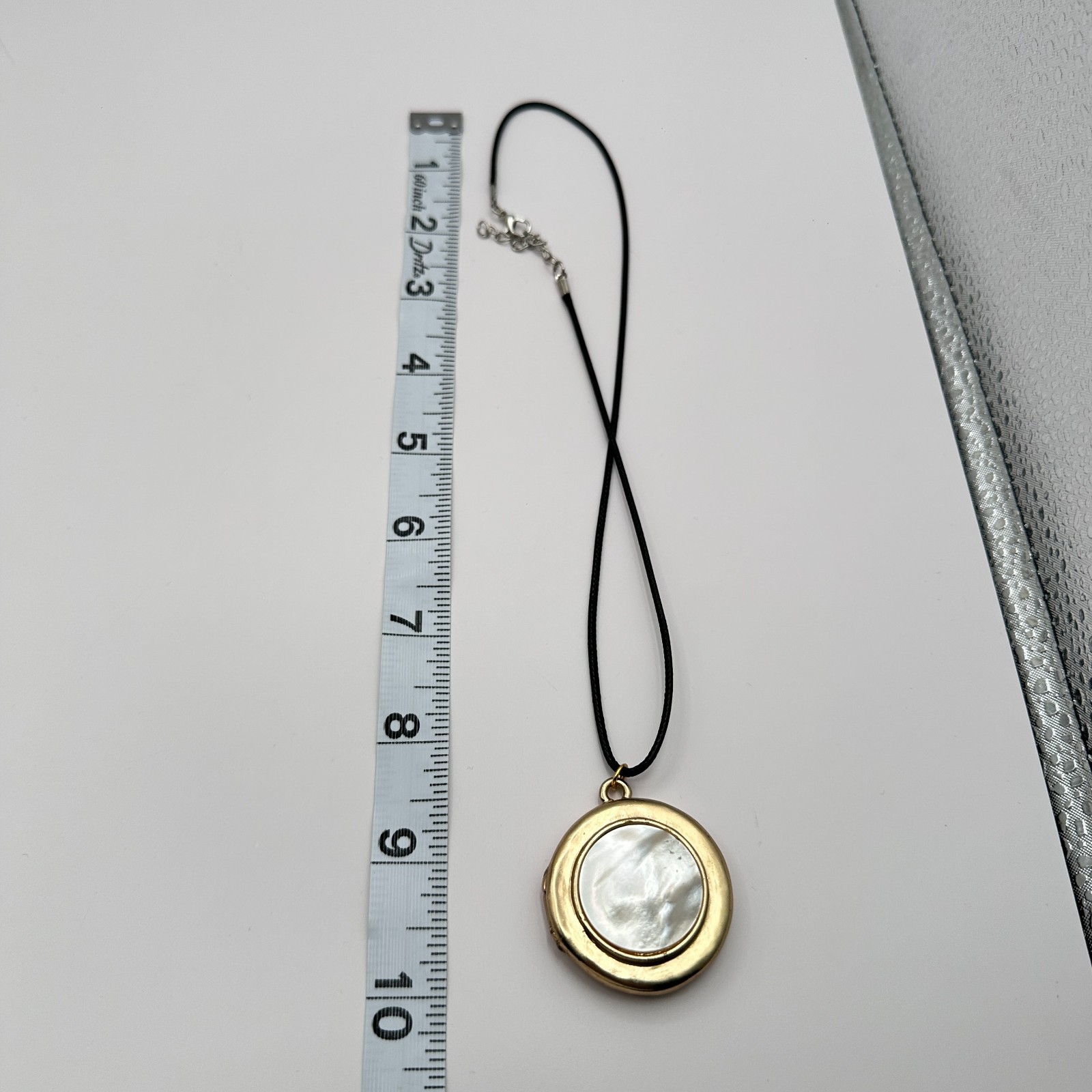 Vintage Y2K Gold Tone Mother of Pearl Pendant Necklace Women’s Classic Jewelry