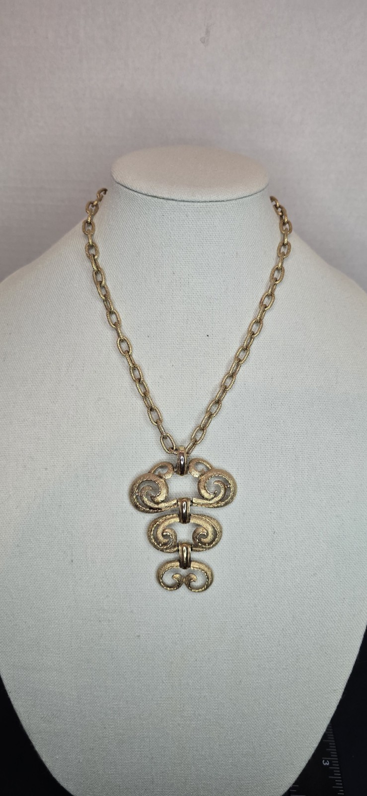 Vintage Gold Tone Chunky Chain Necklace Articulated Brushed Texture Pendant 20”
