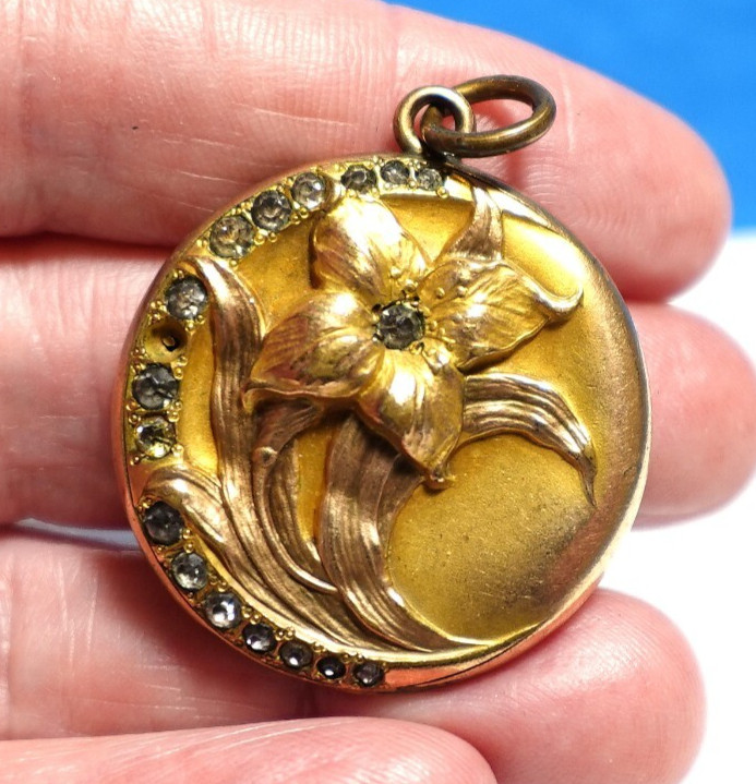 GOLD FILLED FRENCH PASTE ANTIQUE LOCKET REPOUSSE INITIALS LB 10 GRM J-483