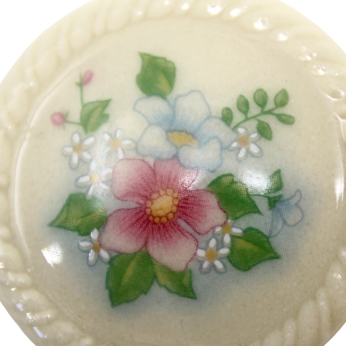 Vintage Avon Round Floral Ivory Ceramic Pin Brooch 1 1/2″ Across – Hey Viv