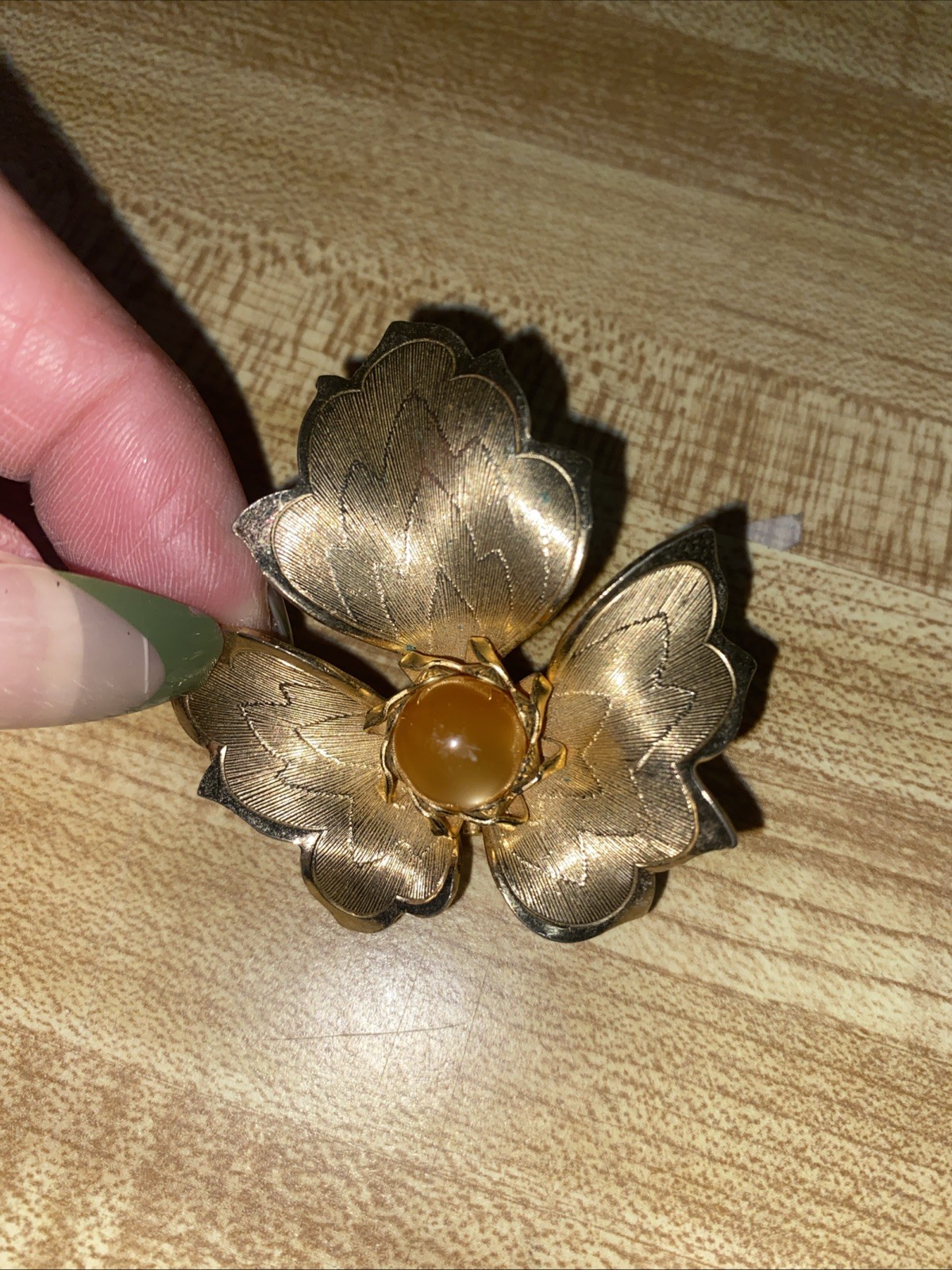 Vintage Texture Gold tone Metal Leaf W/Faux Peach Pearl Brooch 2”