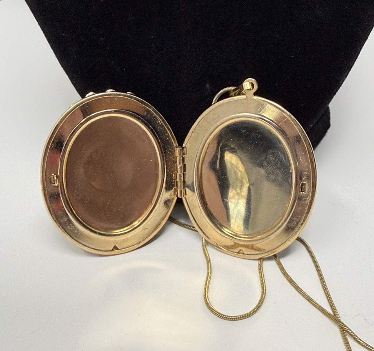 Vintage Blue/White Floral Cameo Gold Tone Locket Necklace